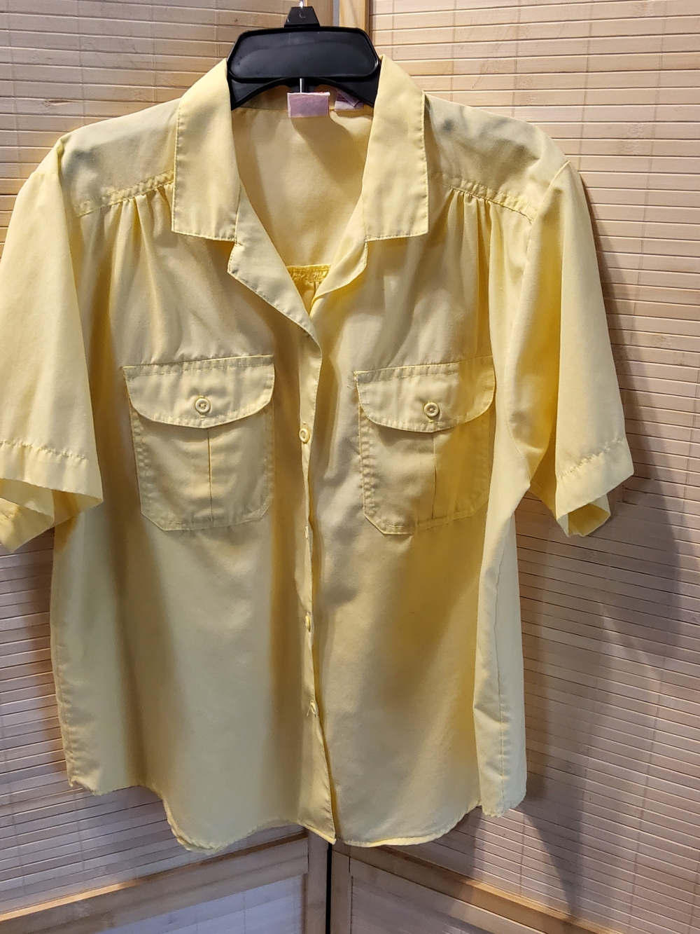 Vintage Women's Pale Yellow Short-Sleeve Button-Front Shirt with Chest Pockets